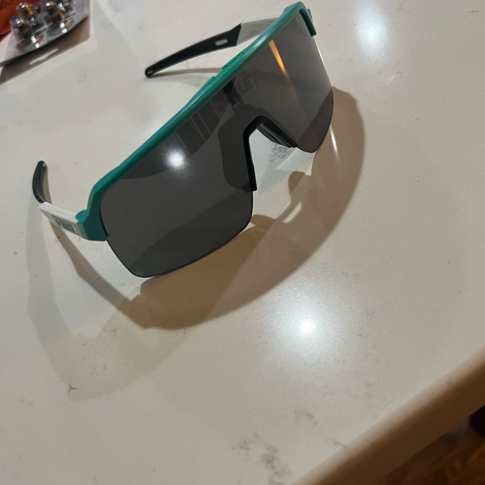 Oakley sutro lite